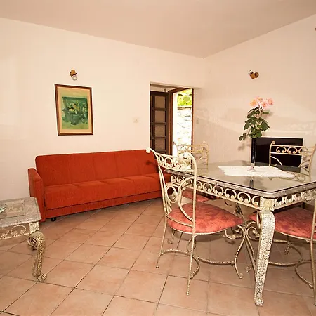 Holiday home Linet *